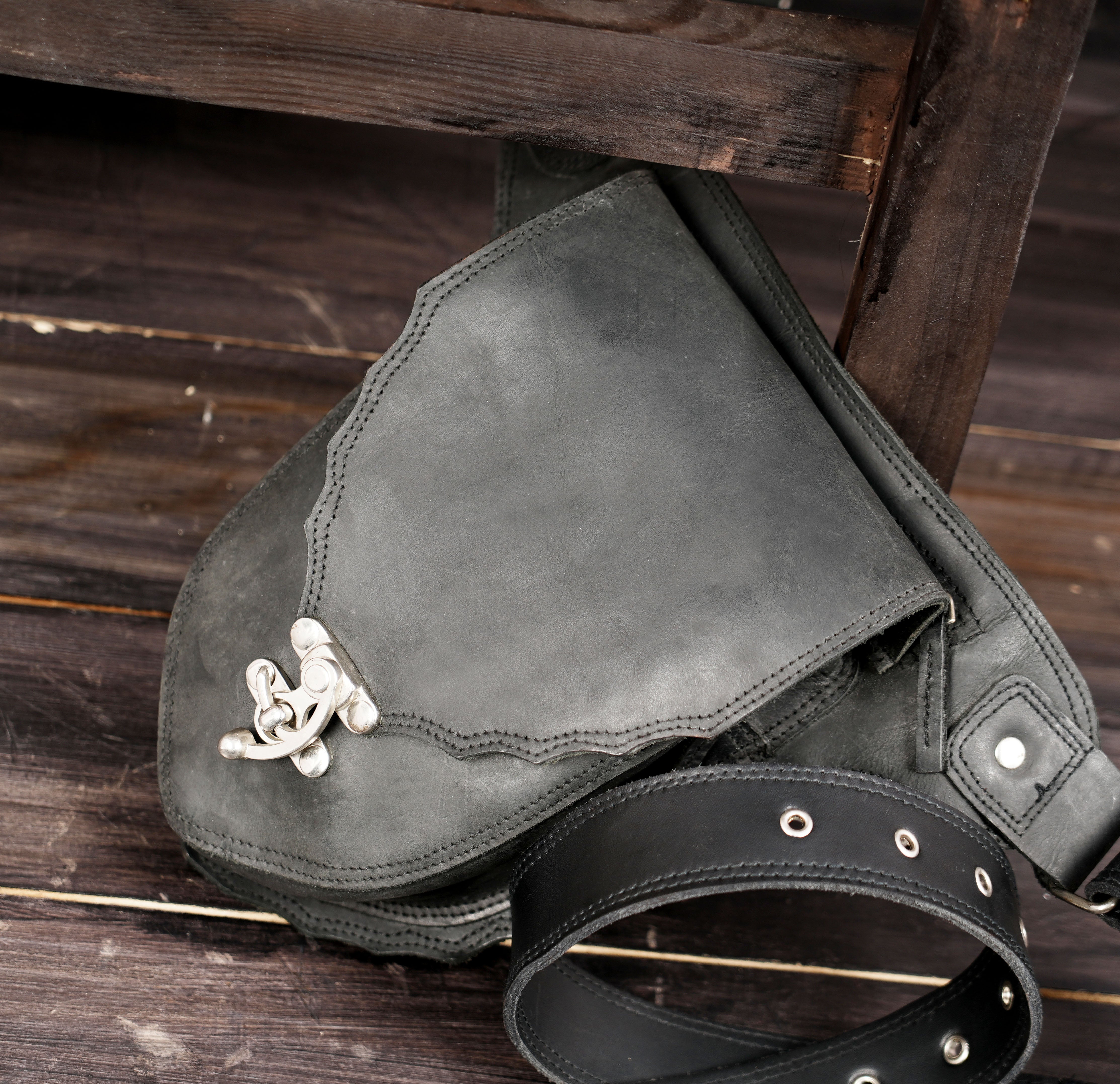 Unisex leather waist belt with storage pouch