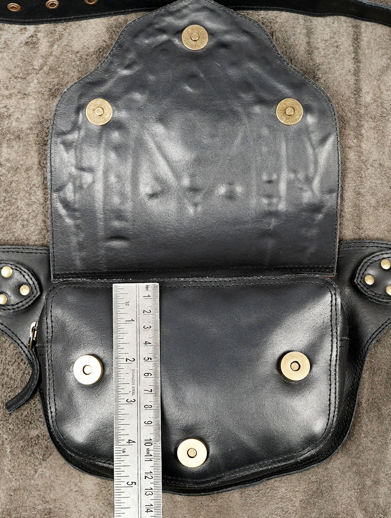 Handcrafted leather belt pouch with braided leaf stitching