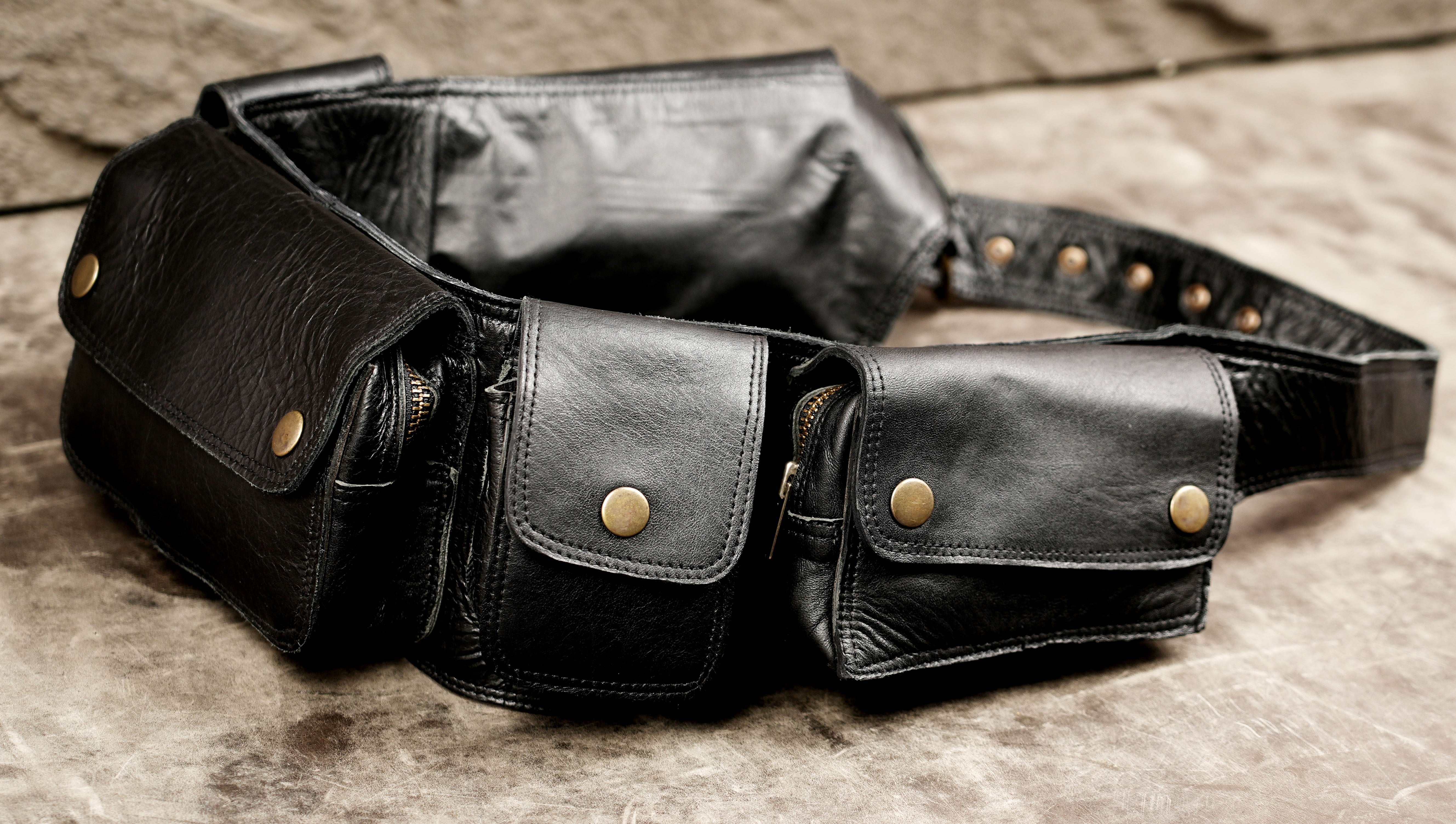 Adjustable leather pocket belt for markets and outdoor events