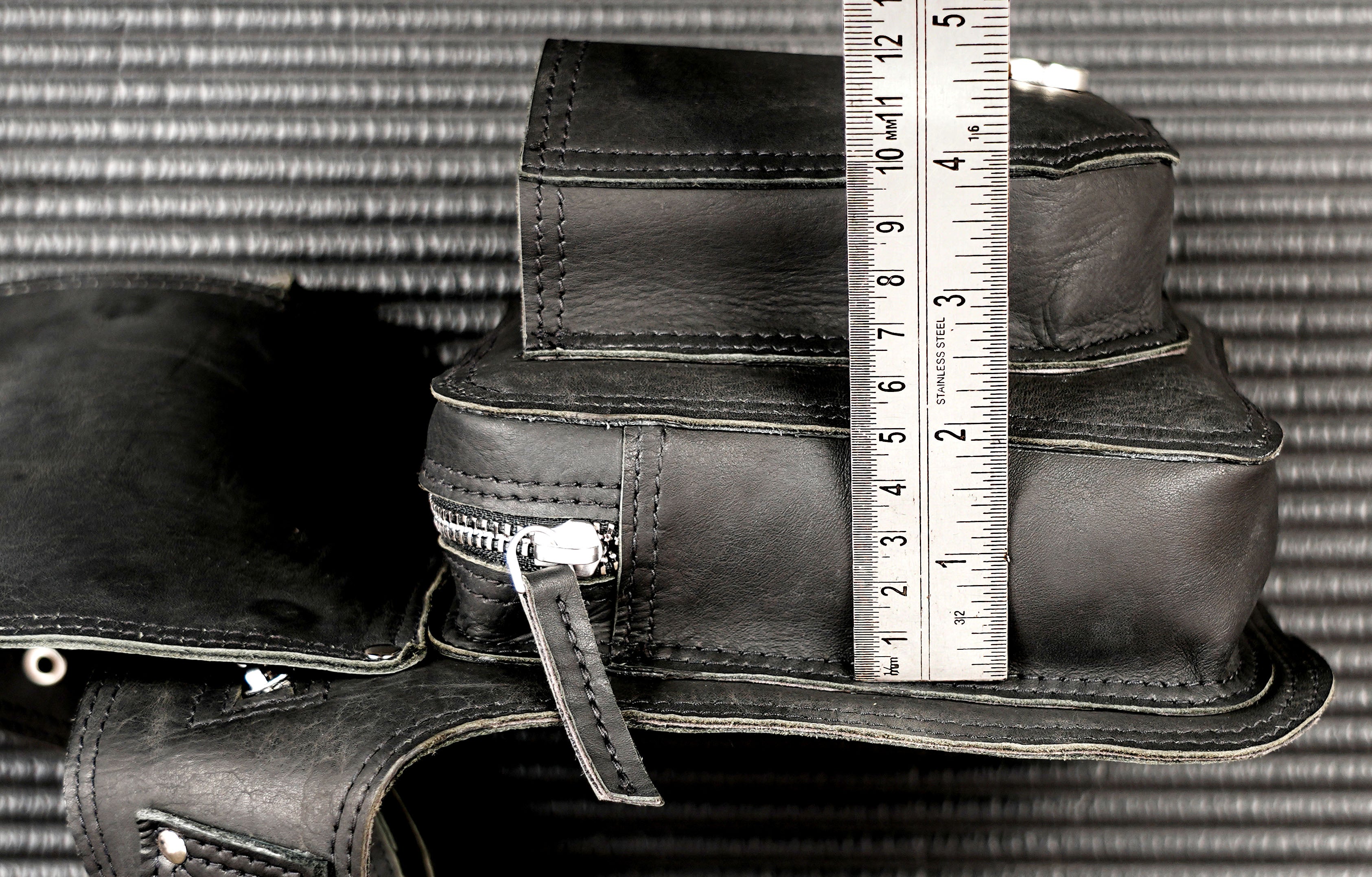 Adjustable leather waist pouch for men and women