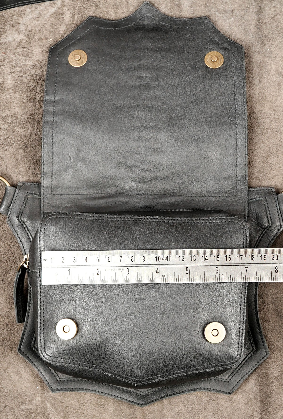 Unisex leather fanny pack with O-ring connectors and stitched trim