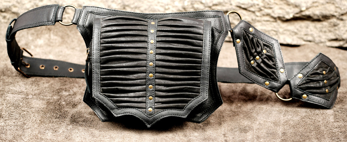 Desert festival waist bag in black leather with zipper side pocket