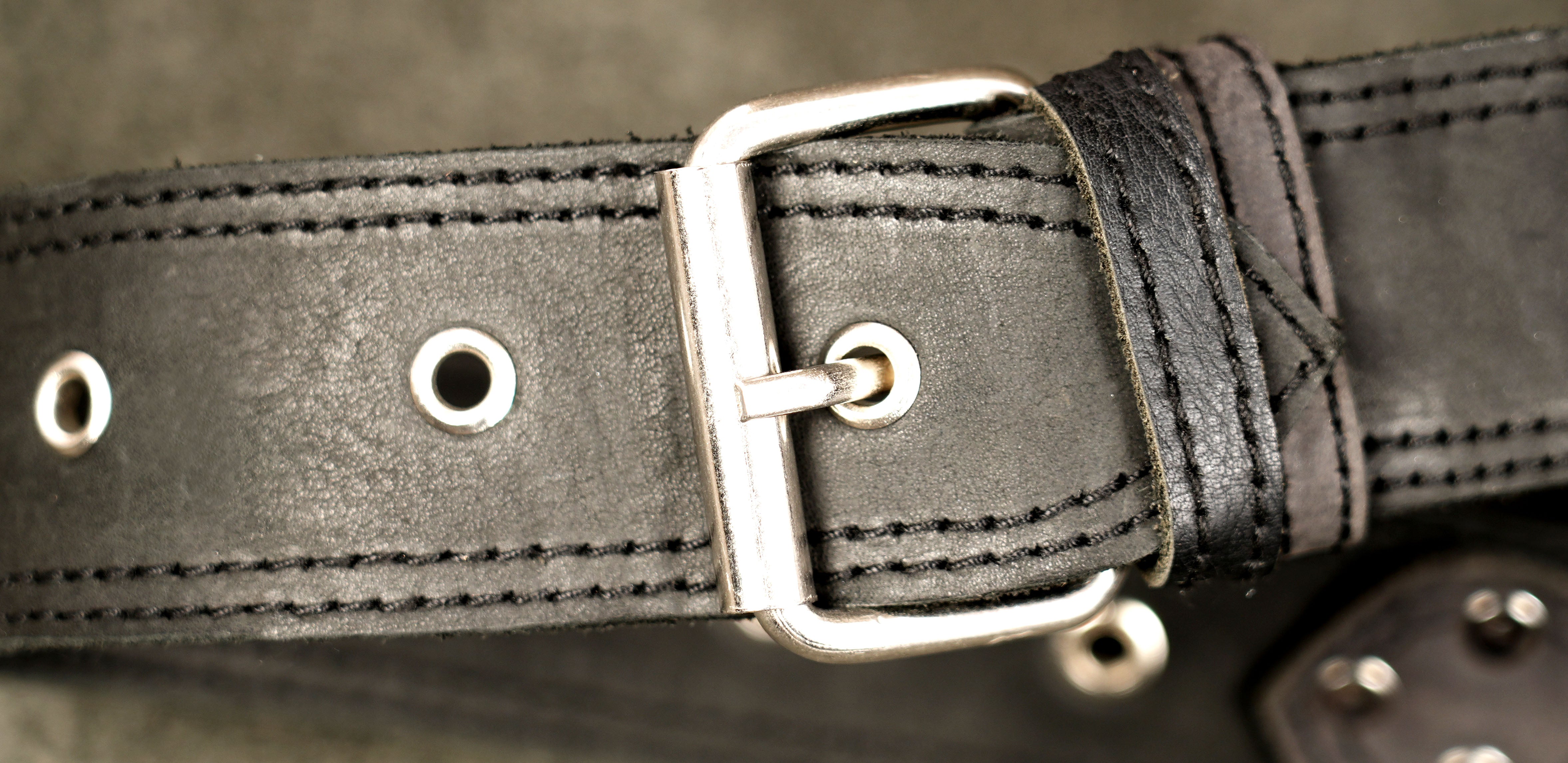 Leather festival bag with mixed chain and grommet strap