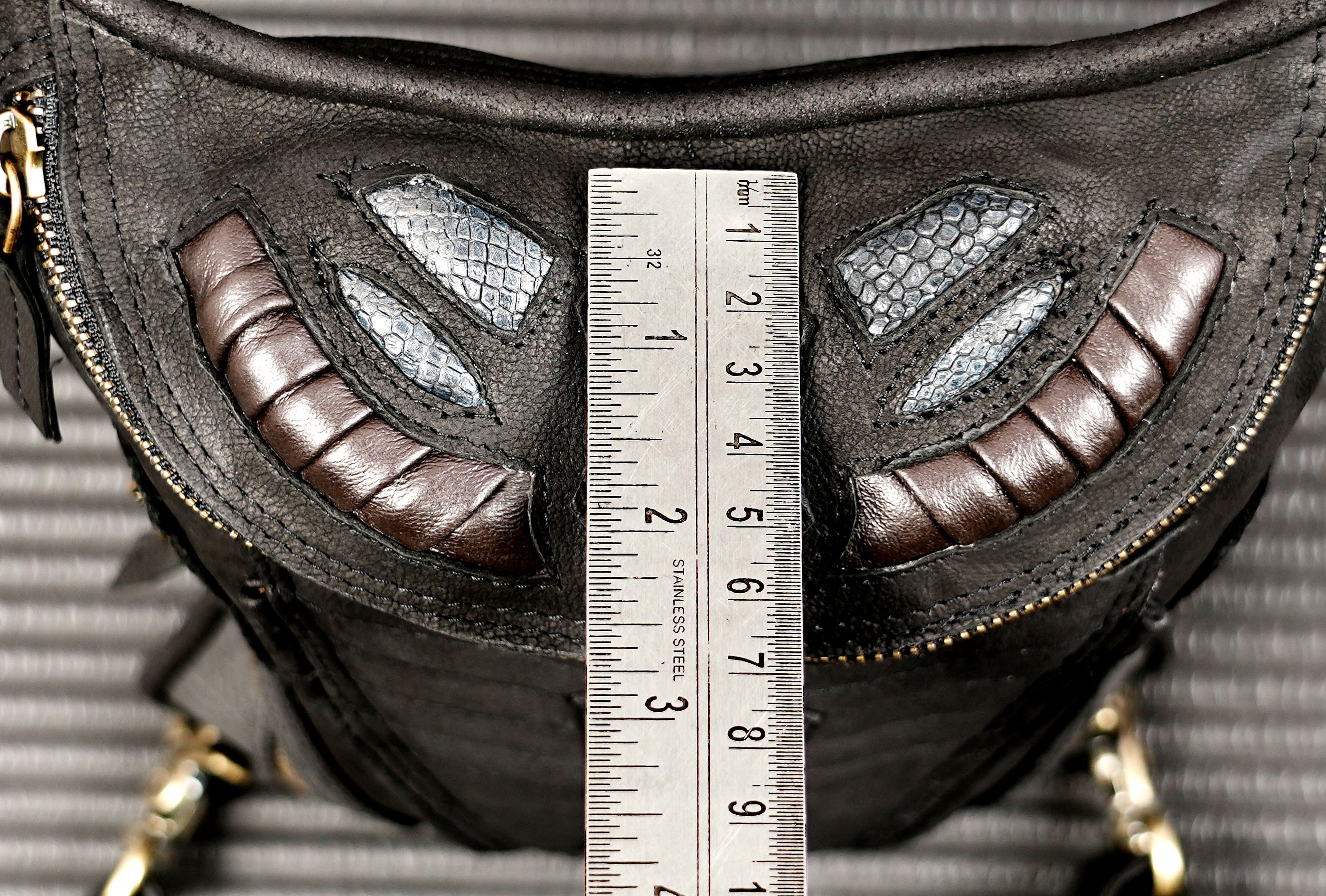 Multi-pocket leather thigh bag for outdoor adventures