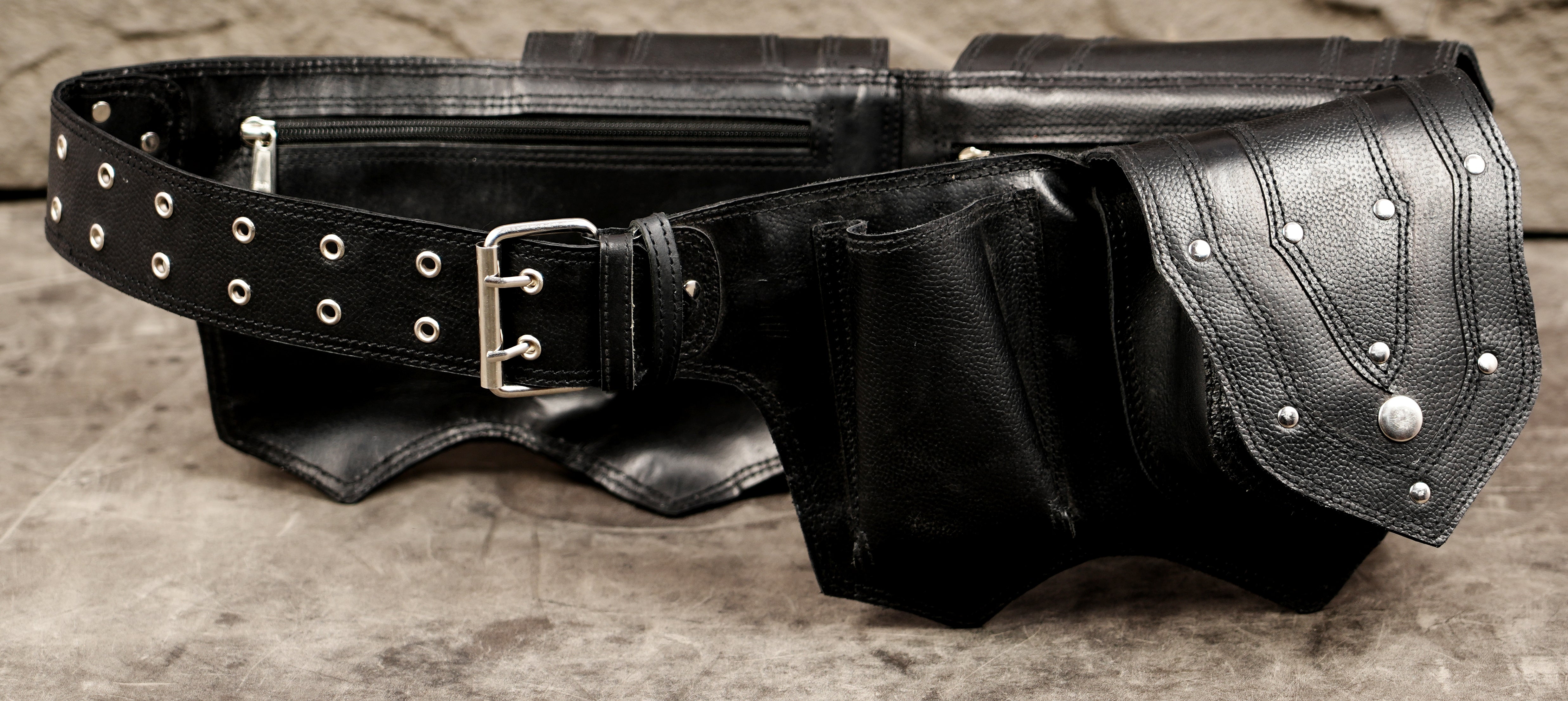 Steampunk utility belt with five zigzag pockets