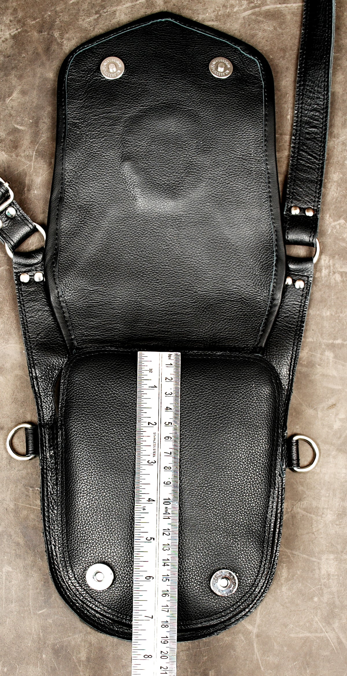 Unisex double-pocket leather harness for hands-free carrying