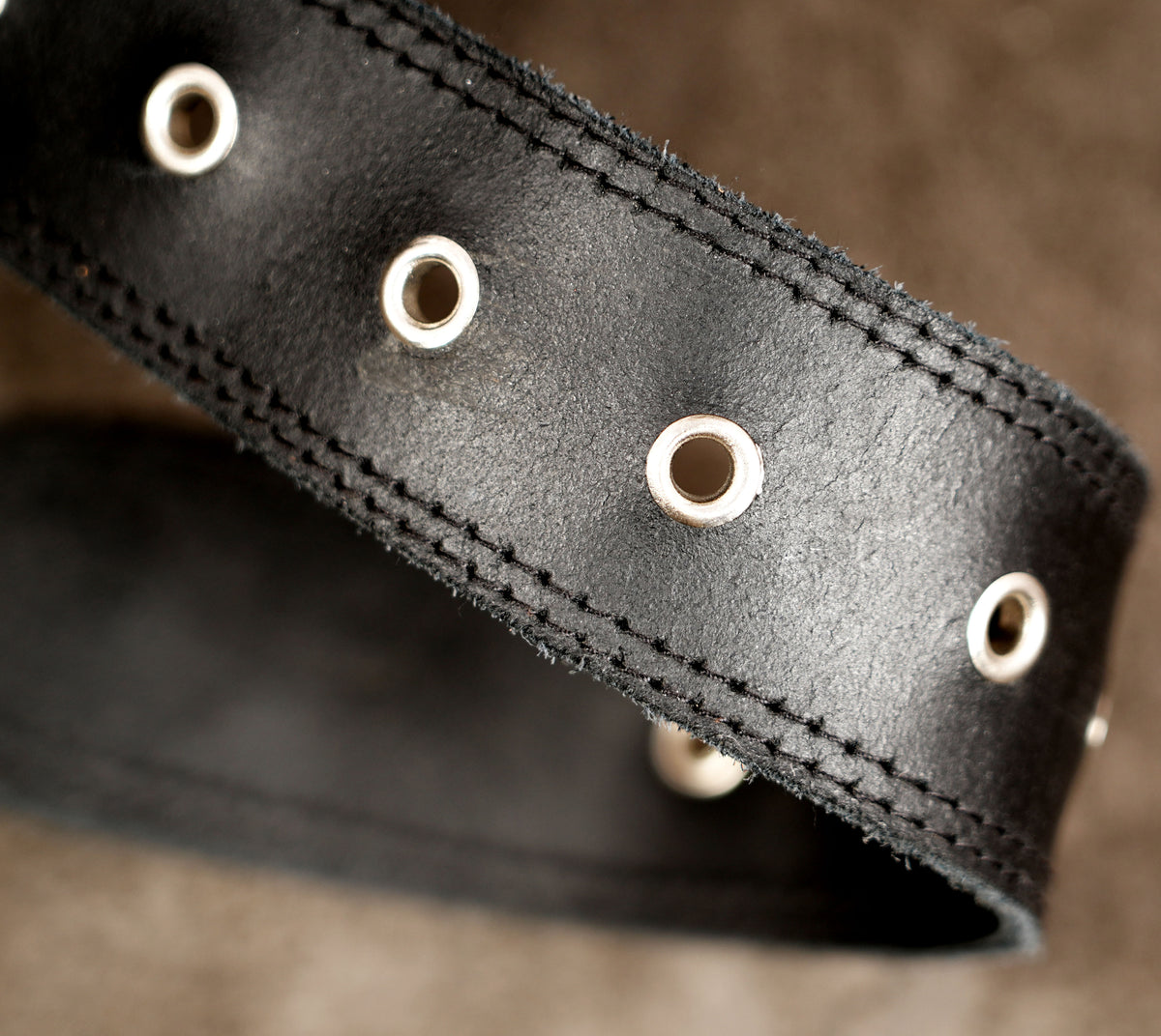 Adjustable leather belt bag with D-ring clip detail