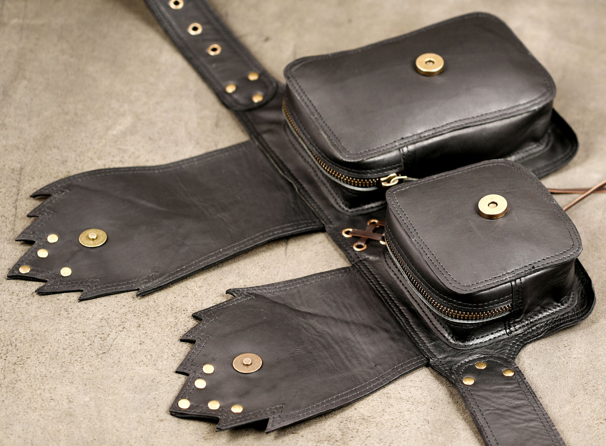 Adjustable leather hip belt with multiple front pockets