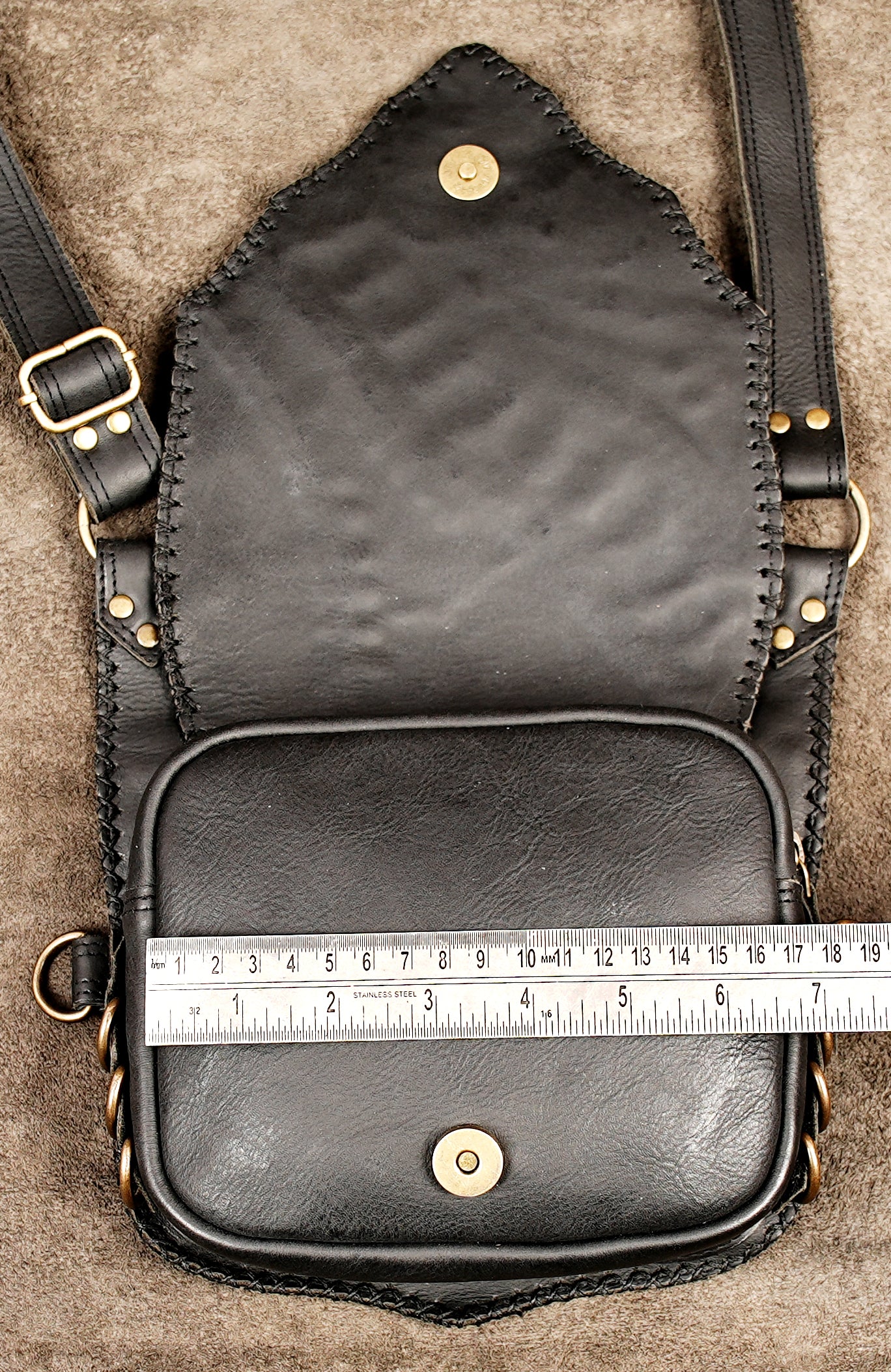 Adjustable dual shoulder pocket