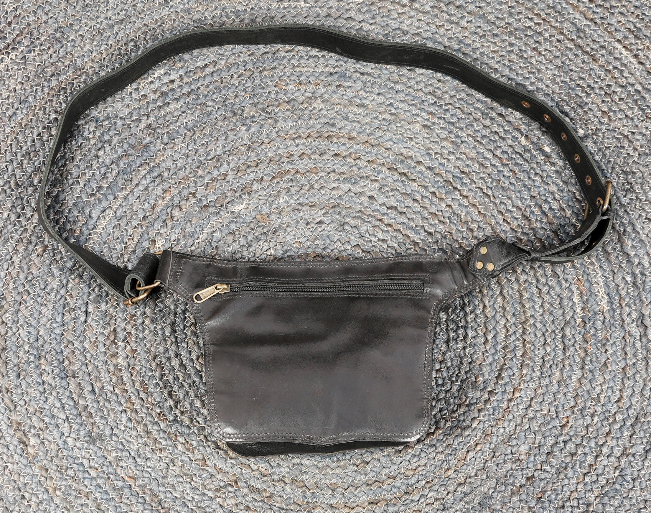 Simple leather waist belt pouch for everyday essentials