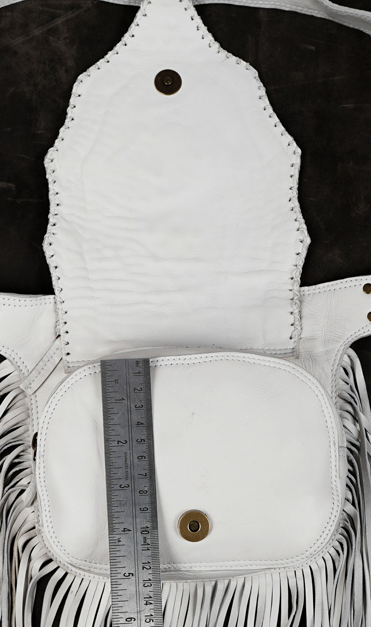 Western-style white leather fanny pack with hanging fringe

