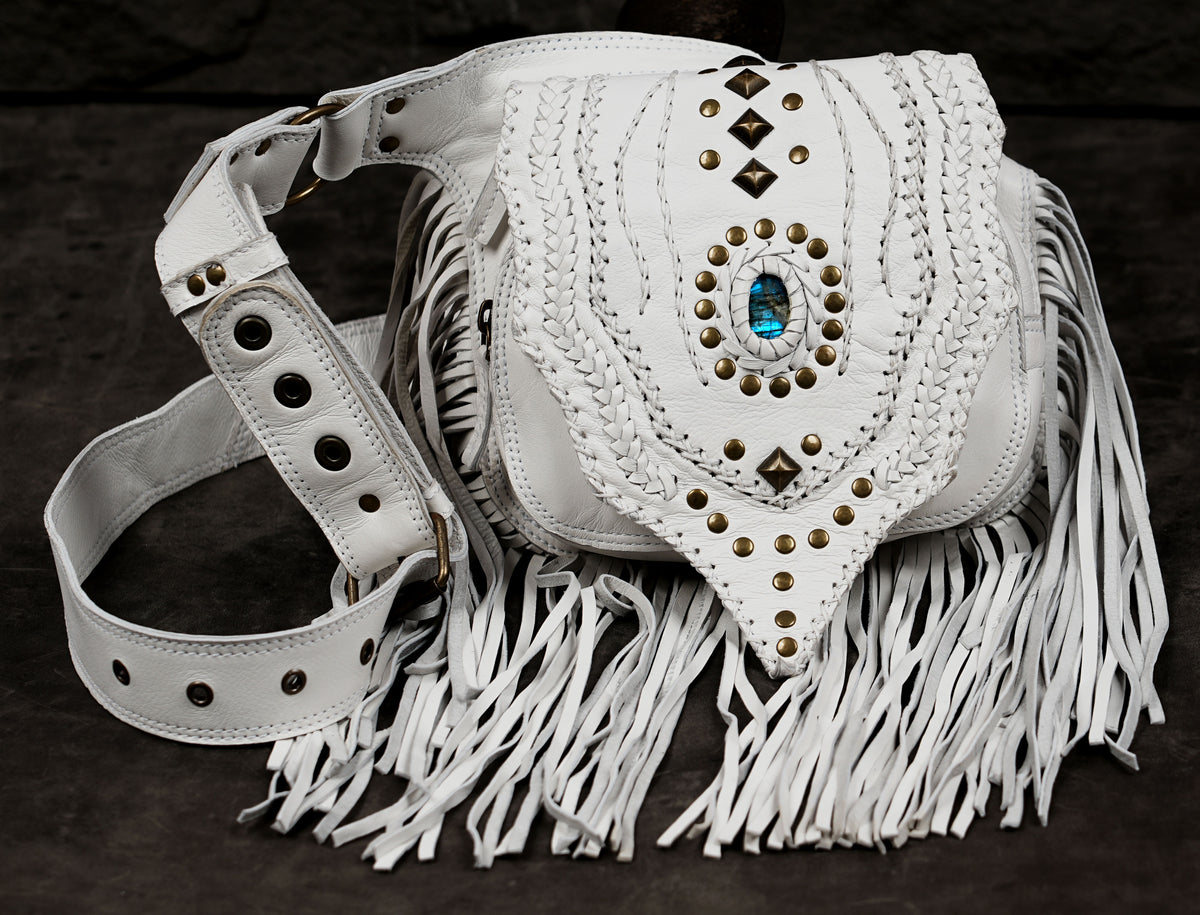 Western fringe waist bag in white leather with decorative gemstone

