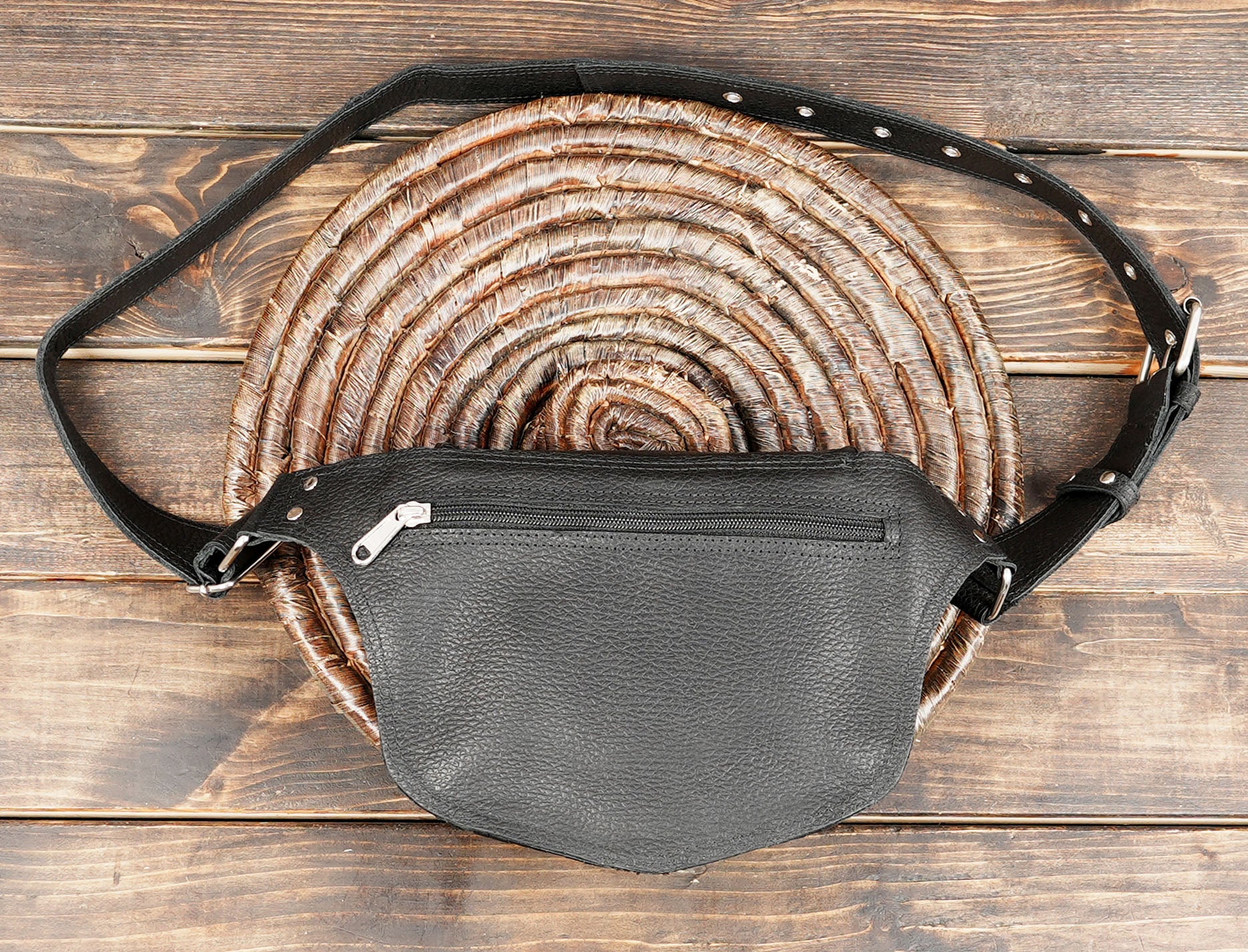 Adjustable leather hip bag with braided edge and stone