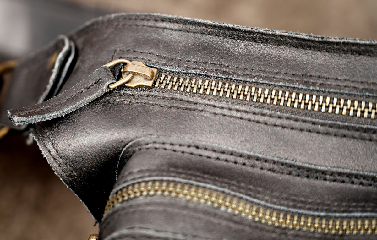 Adjustable leather thigh bag with zip pocket and leg strap