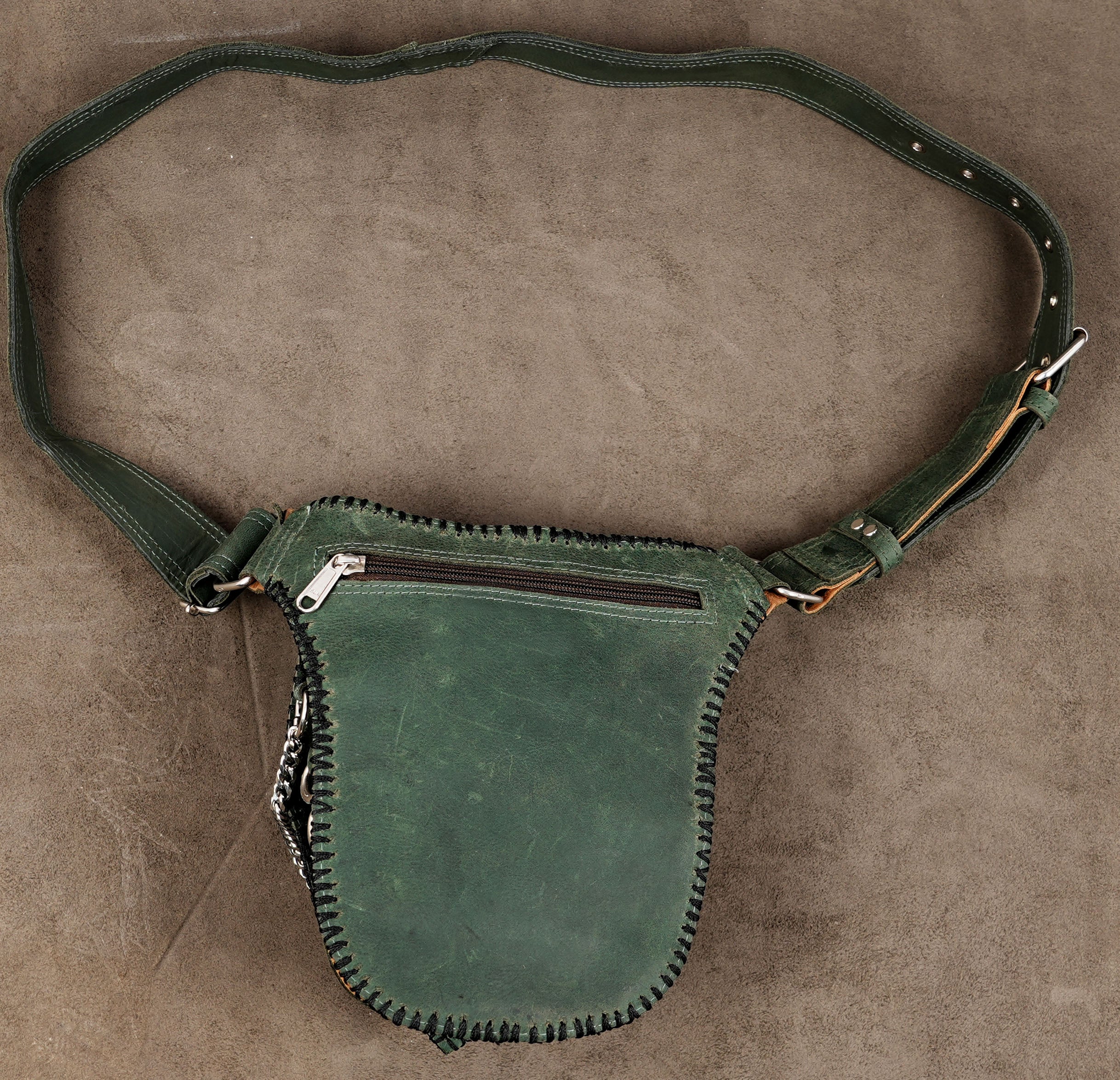 Adjustable utility waist bag in green and black leather