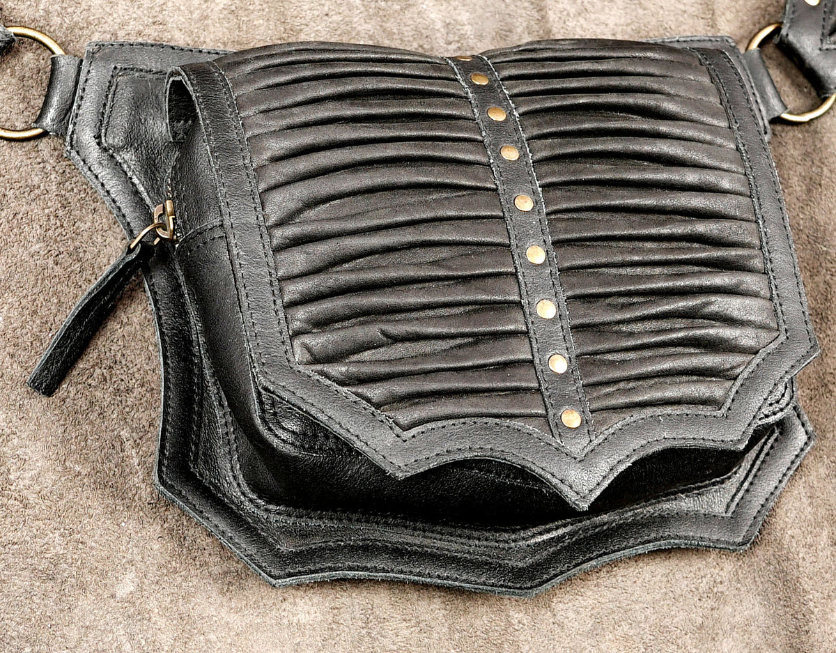 Rave pocket belt in black leather with brass rings and textured panels
