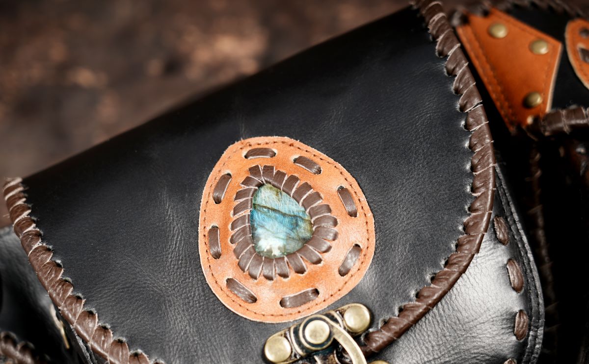Adjustable leather hip belt with two front pockets and stone detail