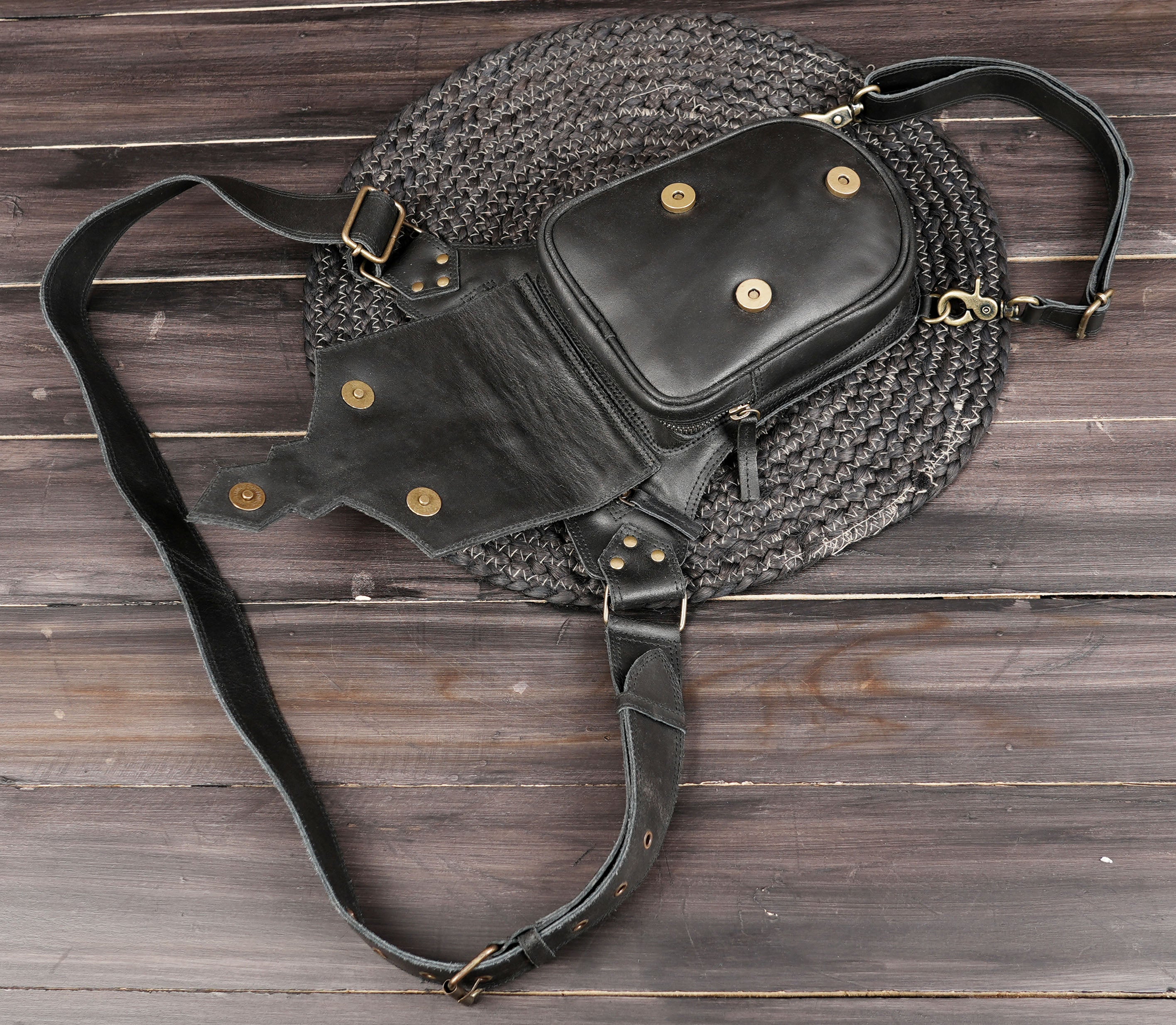 Adjustable leather thigh belt bag for outdoor use