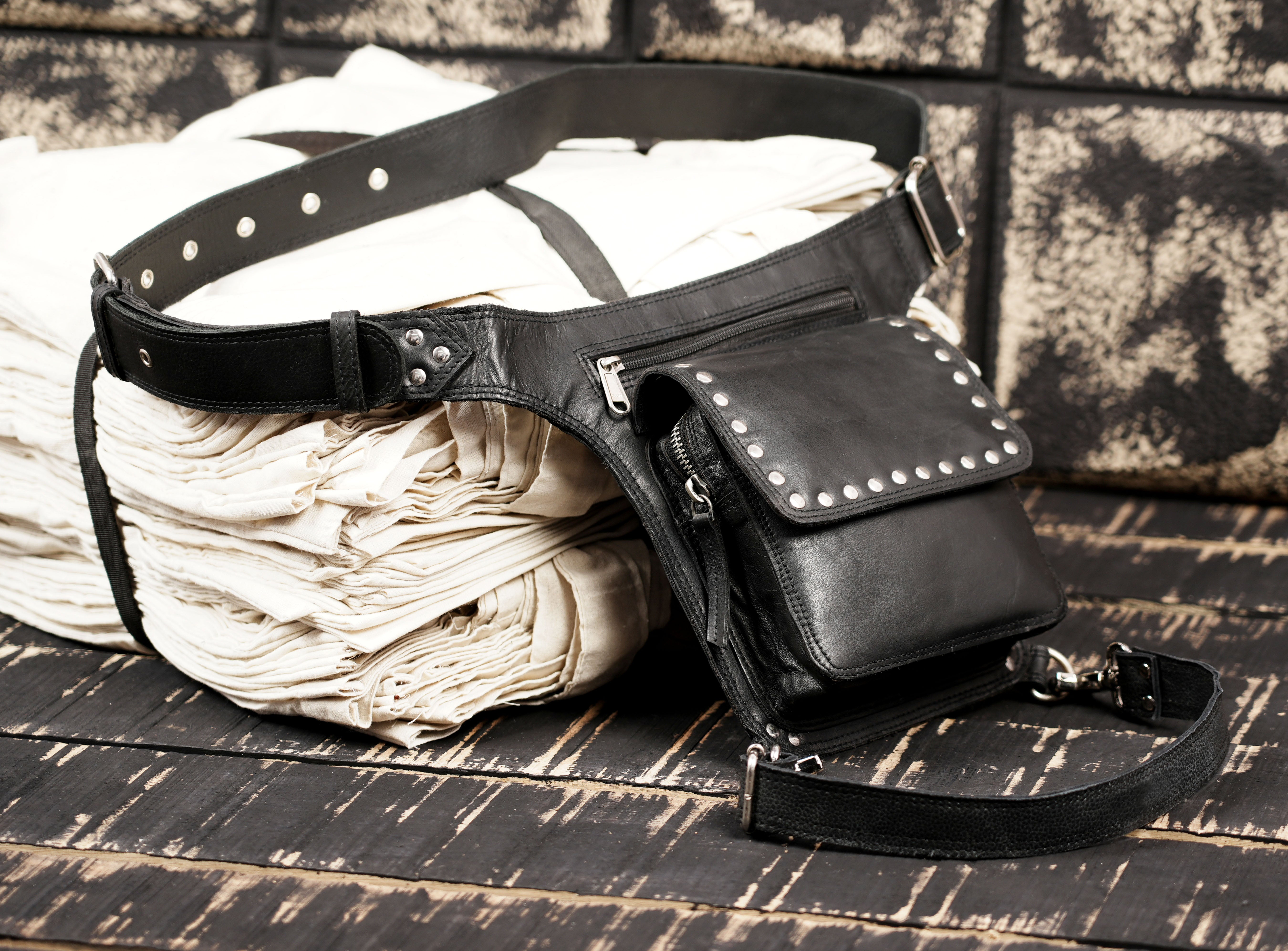 Tactical style leather thigh holster belt bag