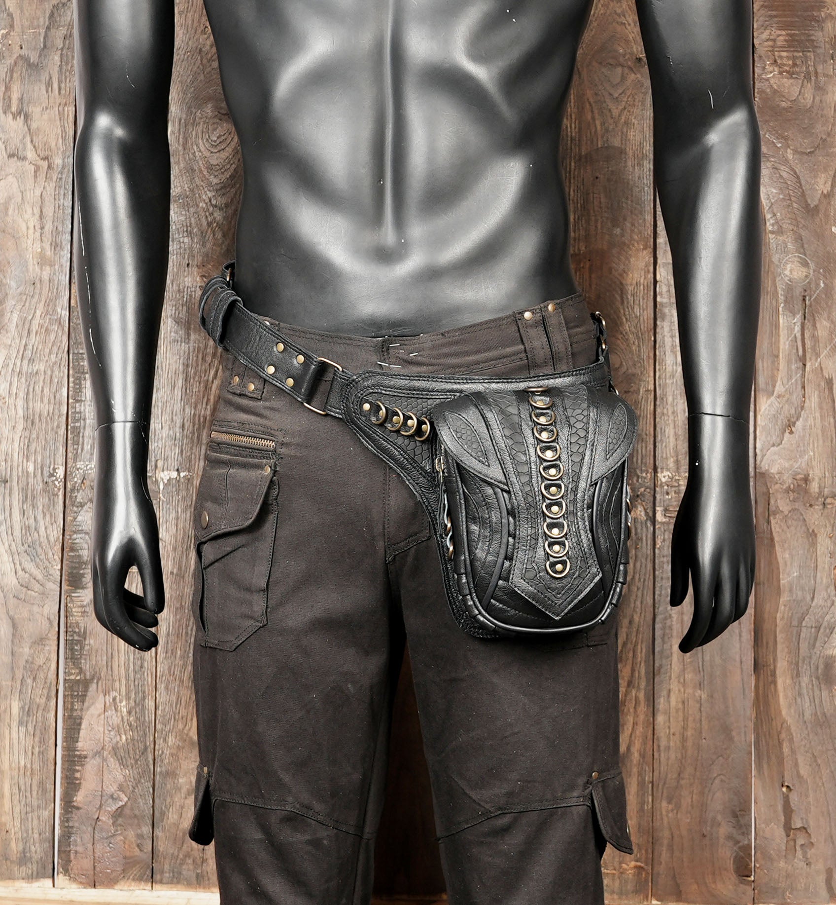 Stylish leather waist belt combining function and steampunk fashion