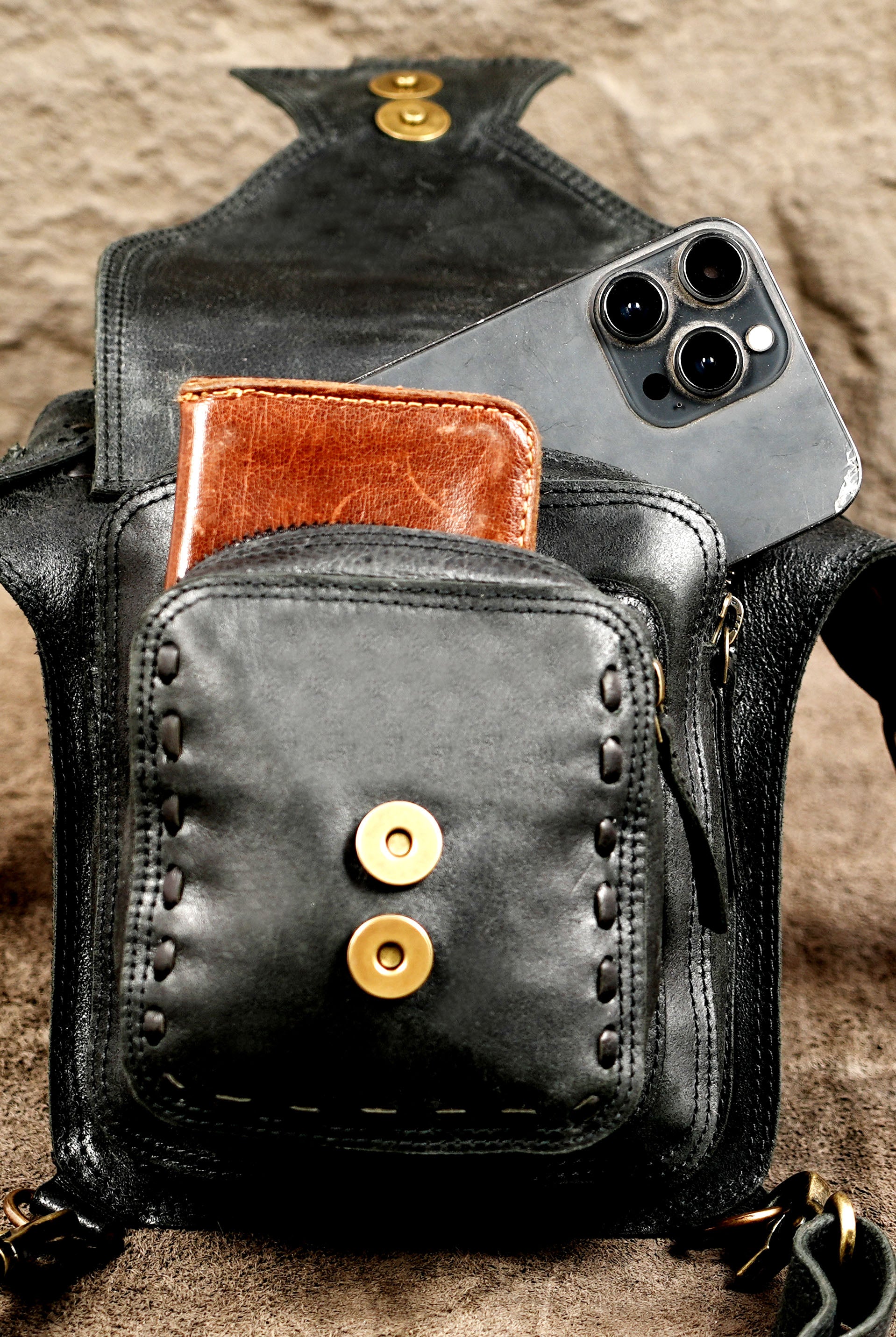 Durable leather leg bag with a practical storage pocket
