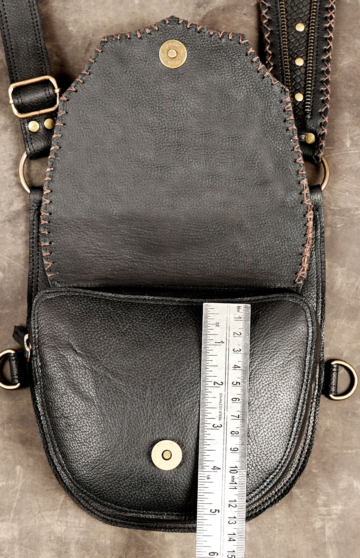 Black leather thigh pouch set with adjustable straps for alternative fashion