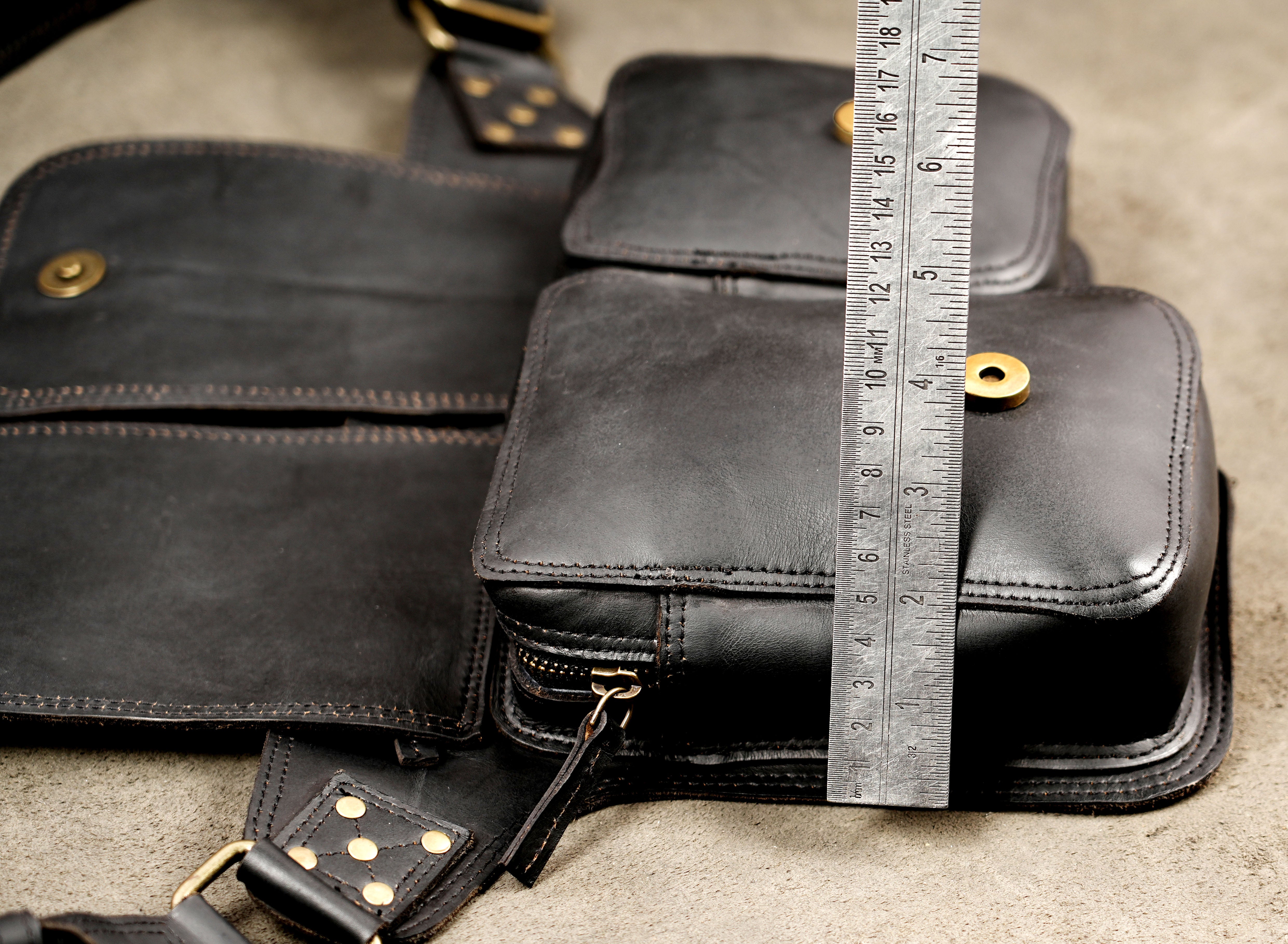Leather everyday carry bag with snap buttons and zipper