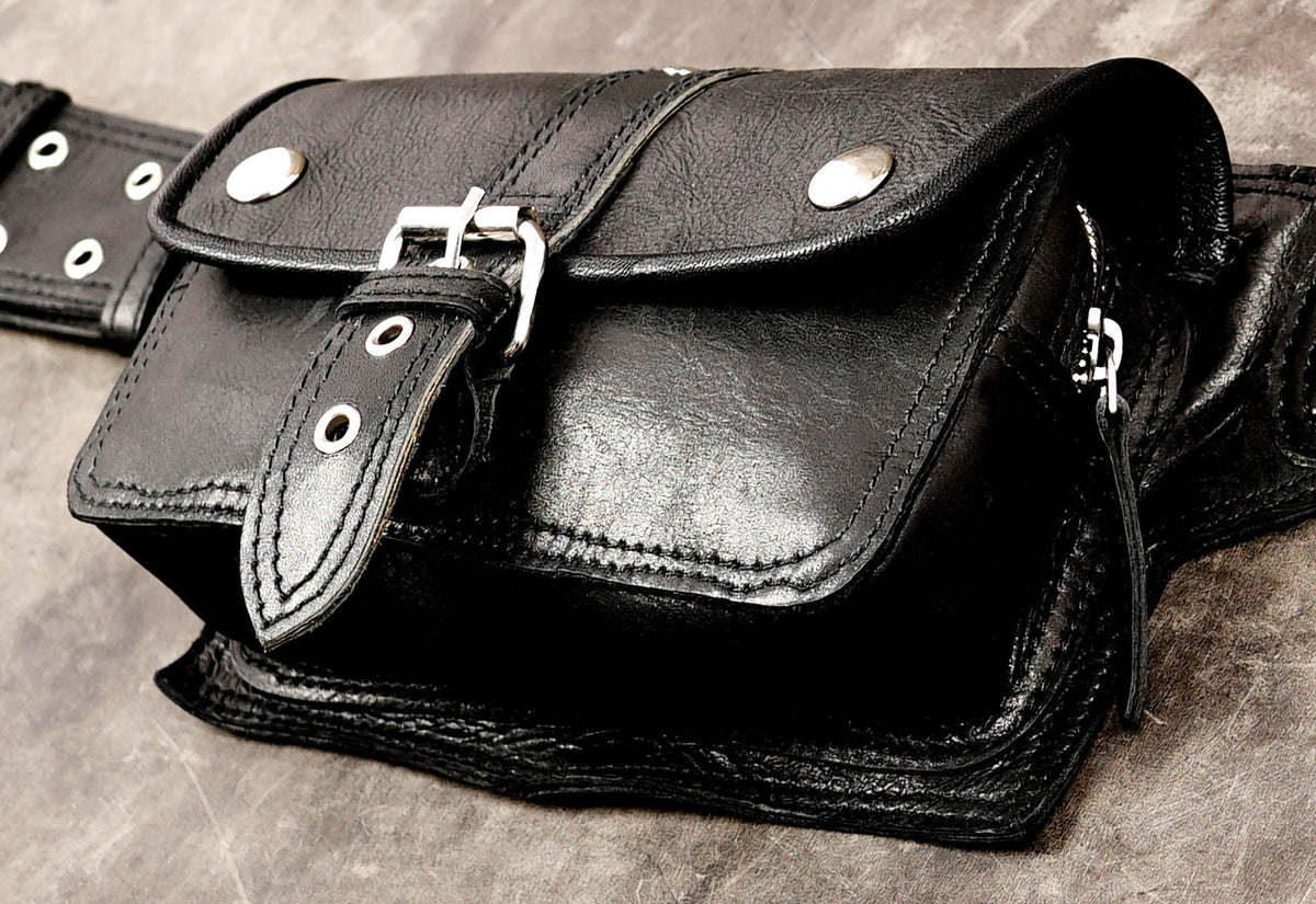 Leather safari belt with classic buckle closures