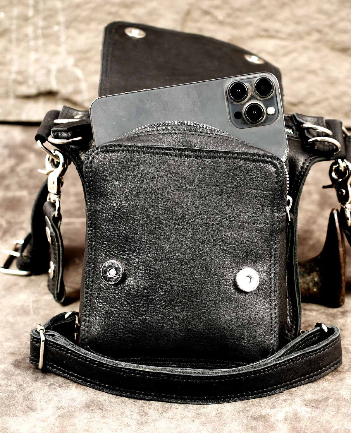 Punk-style black leather leg pack for men and women