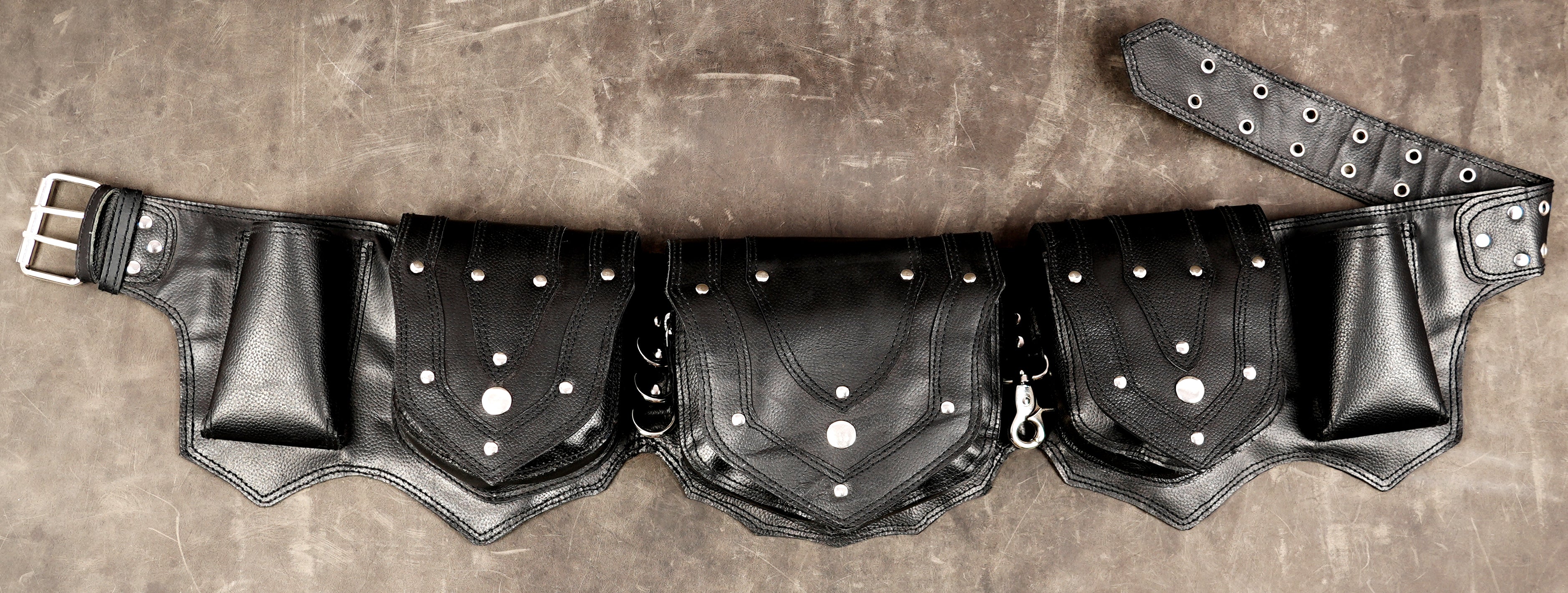 Ranger style leather belt with five scalloped pouches