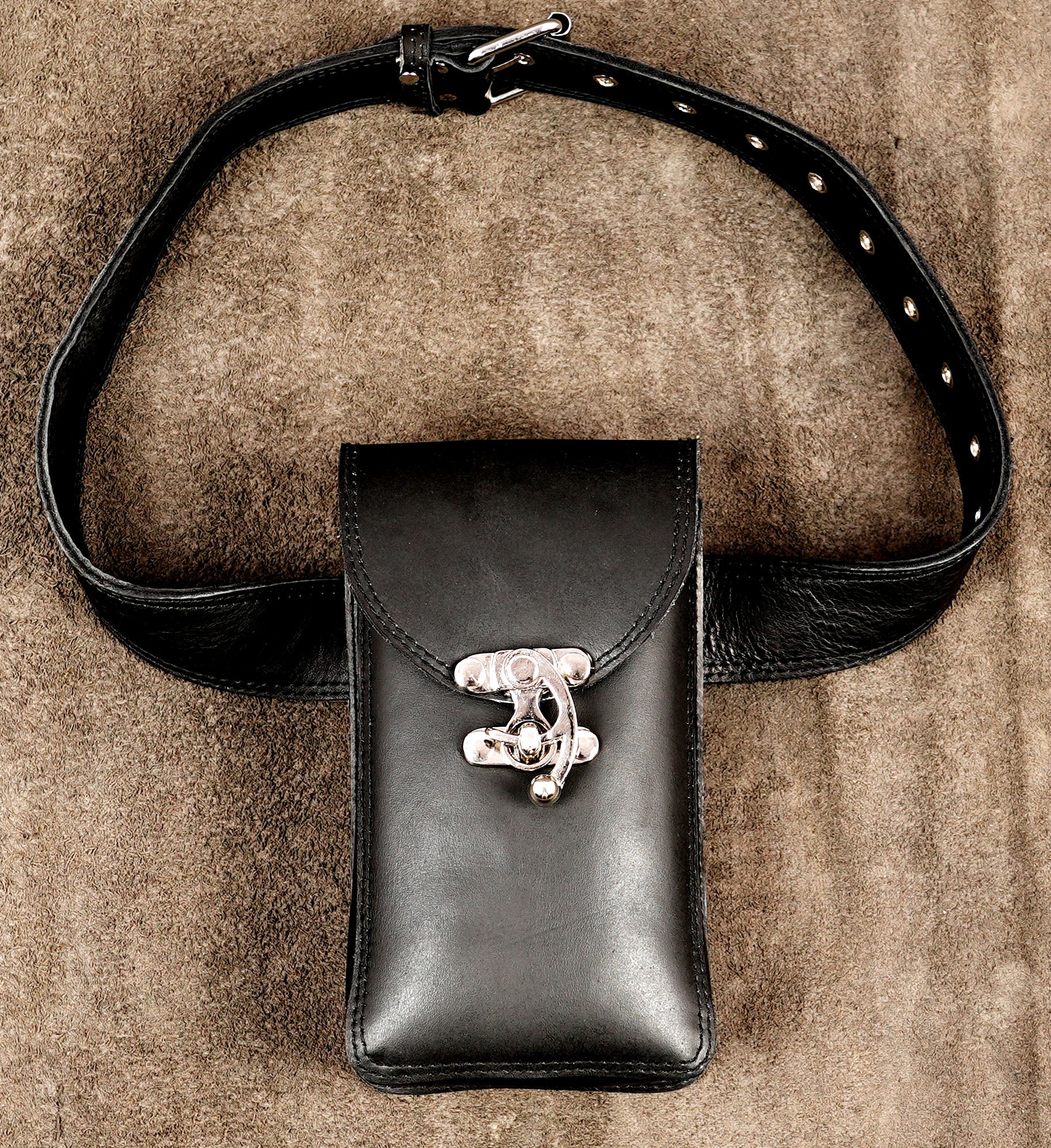 Slim profile leather bag, adjustable strap display