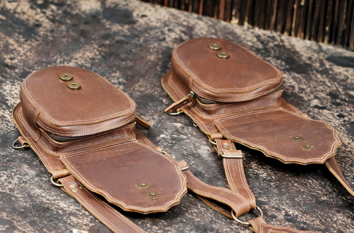 Unisex brown thigh pouch set with decorative stitching and brass-tone fittings