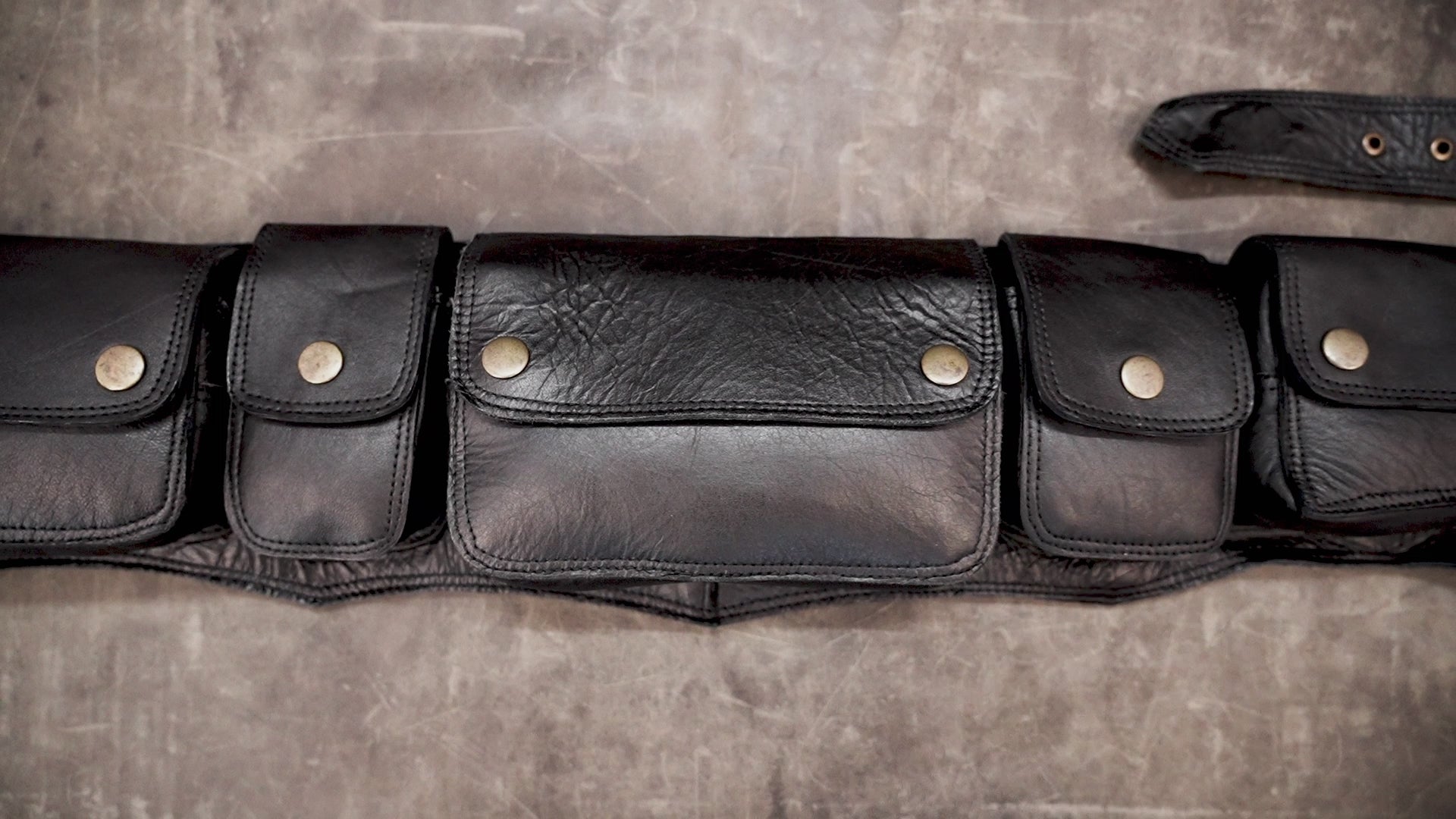 Adjustable leather waist pouch with five storage pockets